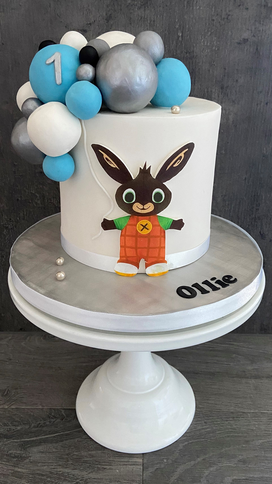 Bing in pasta di zucchero - YouTube | Bunny birthday, Tutorial, Bing cake